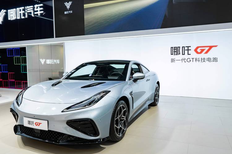 广州309哪吒汽车在智能汽车领域的表现，领途汽车在新能源汽车市场中的影响力